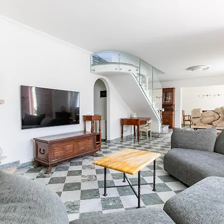 Luxury Marble House فيلة بيتراسانتا